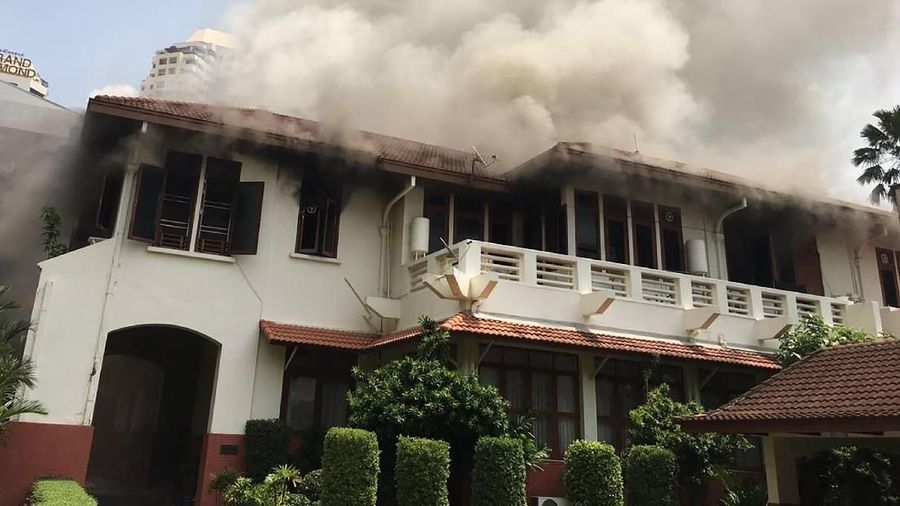 Menurut pejabat di Badan Metropolitan Bangkok, kebakaran terjadi di sebuah gedung berlantai dua yang merupakan rumah hunian.