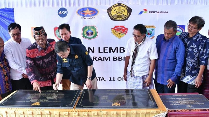 BBM Satu Harga Tuntas, 500 Ribu KK Nikmati Bensin Murah! Program BBM satu harga kini tuntas, diperkirakan 500 ribu lebih Kepala Keluarga di daerah tertinggal bisa nikmati bensin dengan harga murah sama seperti Jakarta