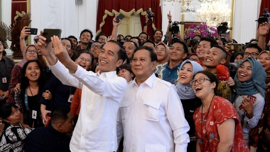 Senyum lebar terpancar dari raut wajah Ketua Umum Gerindra Prabowo Subianto usai menggelar pertemuan dengan Presiden Jokowi di Istana Merdeka.