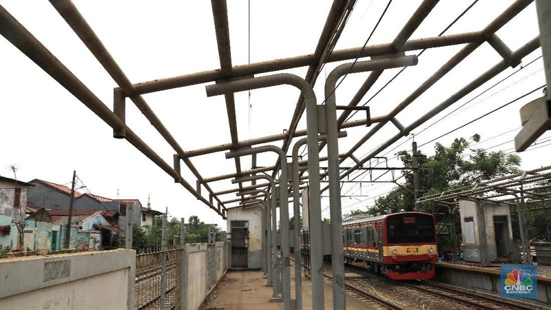 Stasiun ini tinggal dirobohkan dan menunggu pemborong yang mau angkut besi-besi di sekitar stasiun.