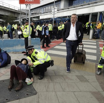 Operasional Bandara London Terganggu Demo Aktivis