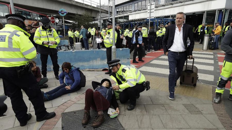Akibat aksi tersebut sejumlah pendemo diamankan agar operasional bandara tak terganggu