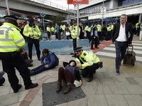 Operasional Bandara London Terganggu Demo Aktivis