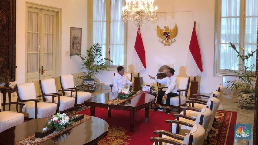 Jokowi bertemu dengan Prabowo di Istana Negara.