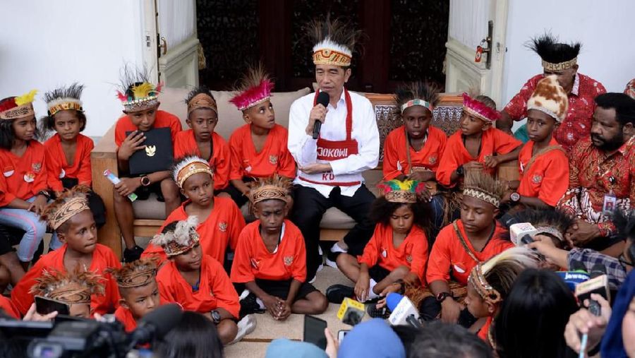 Presiden Joko Widodo menerima Perwakilan Siswa Sekolah Dasar Kabupaten Jayapura dan Asmat, Provinsi Papua (Foto: Kris - Biro Pers Sekretariat Presiden)