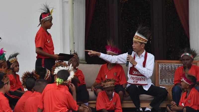 Presiden Jokowi berinteraksi dengan anak-anak yang wilayahnya terkena banjir bandang pada Maret 2019 lalu.