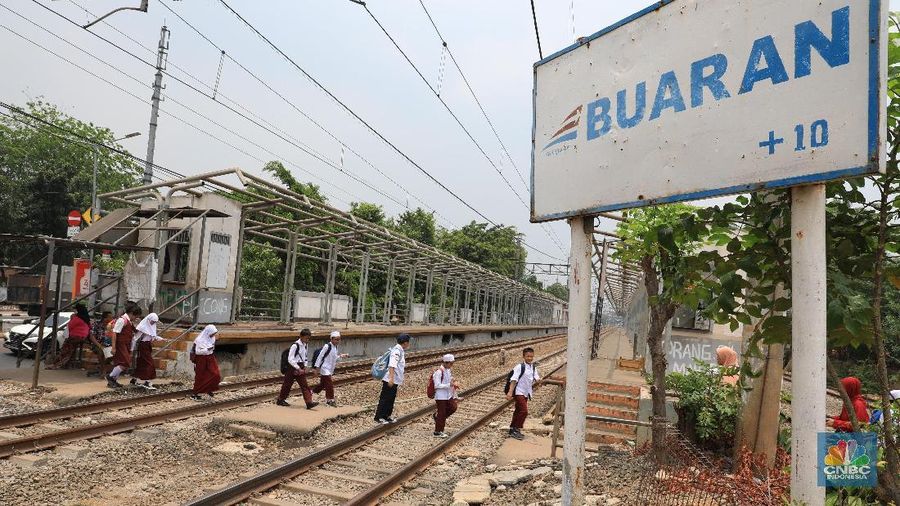 Stasiun ini tinggal dirobohkan dan menunggu pemborong yang mau angkut besi-besi di sekitar stasiun.