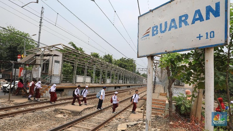 Stasiun ini tinggal dirobohkan dan menunggu pemborong yang mau angkut besi-besi di sekitar stasiun.