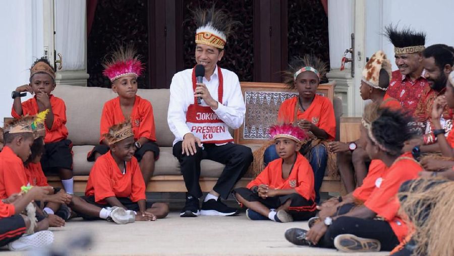 Presiden Jokowi berinteraksi dengan anak-anak yang wilayahnya terkena banjir bandang pada Maret 2019 lalu.