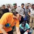 Sambut Hari Oeang, Sri Mulyani Bersih-bersih Pantai di Banten