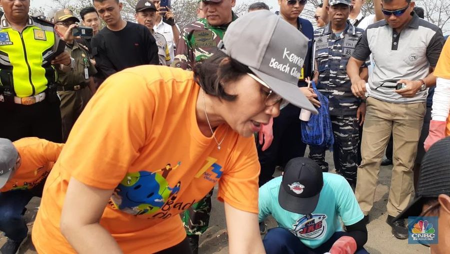 Kementerian Keuangan mengadakan kegiatan bersih-bersih pantai.