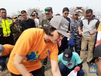 Sambut Hari Oeang, Sri Mulyani Bersih-bersih Pantai di Banten