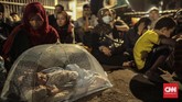 Ada pengungsi yang juga membawa serta bayi mereka di trotoar jalan di depan kantor UNHCR, Jalan Kebon Sirih, Jakarta Pusat. (CNN Indonesia/Bisma Septalisma)