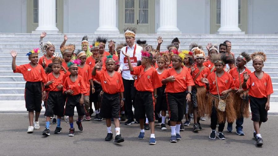 Presiden Jokowi berinteraksi dengan anak-anak yang wilayahnya terkena banjir bandang pada Maret 2019 lalu.
