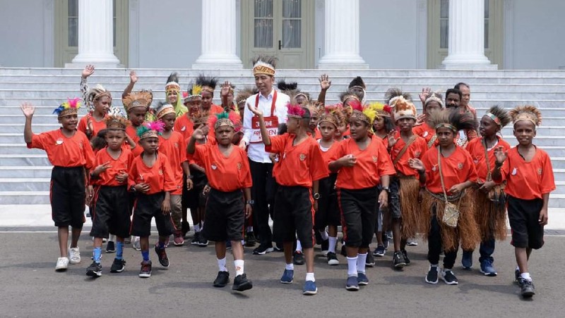 Presiden Jokowi berinteraksi dengan anak-anak yang wilayahnya terkena banjir bandang pada Maret 2019 lalu.