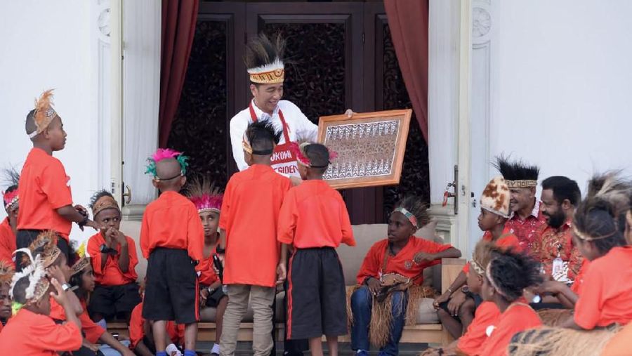 Presiden Jokowi berinteraksi dengan anak-anak yang wilayahnya terkena banjir bandang pada Maret 2019 lalu.