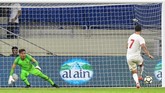 Penyerang Uni Emirat Arab Ali Mabkhout mencetak gol keduanya lewat penalti pada menit ke-63. (Photo by KARIM SAHIB / AFP)