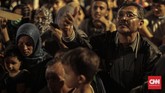 Pencari suaka kembali memadati trotoar di depan Gedung UNHCR, Jakarta, Kamis (10/10). (CNN Indonesia/Bisma Septalisma)