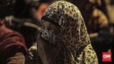 Mereka meninggalkan tempat penampungan sementara mereka di kawasan Kalideres, Jakarta barat. (CNN Indonesia/Bisma Septalisma)