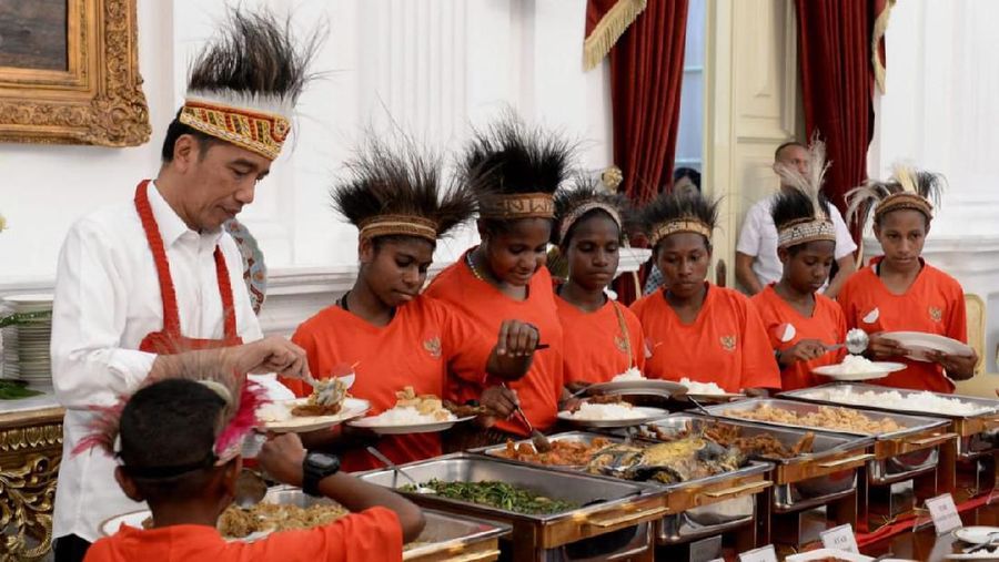 Presiden Jokowi berinteraksi dengan anak-anak yang wilayahnya terkena banjir bandang pada Maret 2019 lalu.