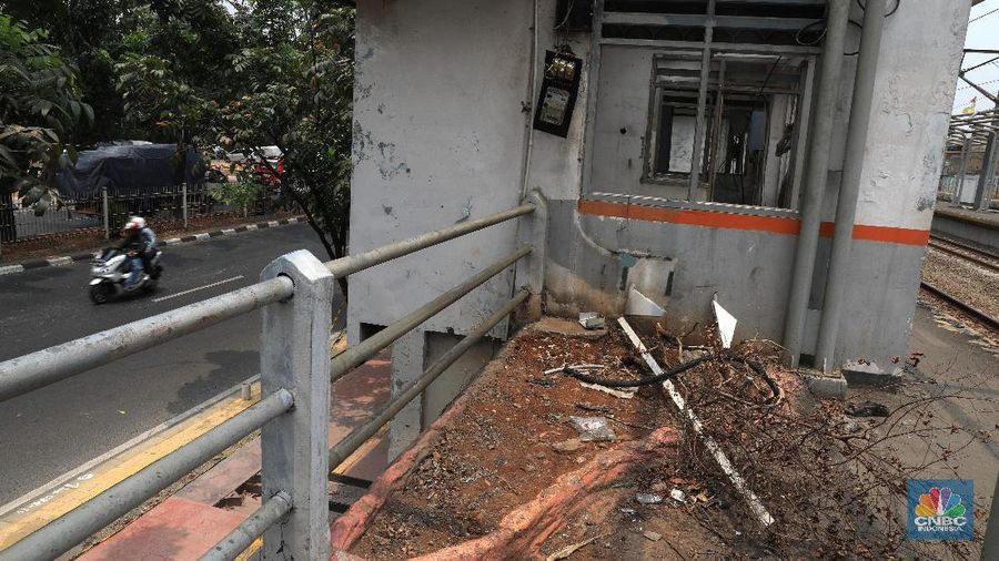 Stasiun ini tinggal dirobohkan dan menunggu pemborong yang mau angkut besi-besi di sekitar stasiun.