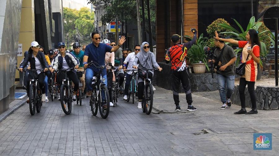 Bersama artis-artis ibu kota, Gubernur Anies menjajal jalur sepeda Jakarta yang terbentang dari Sudirman sampai Fatmawati 