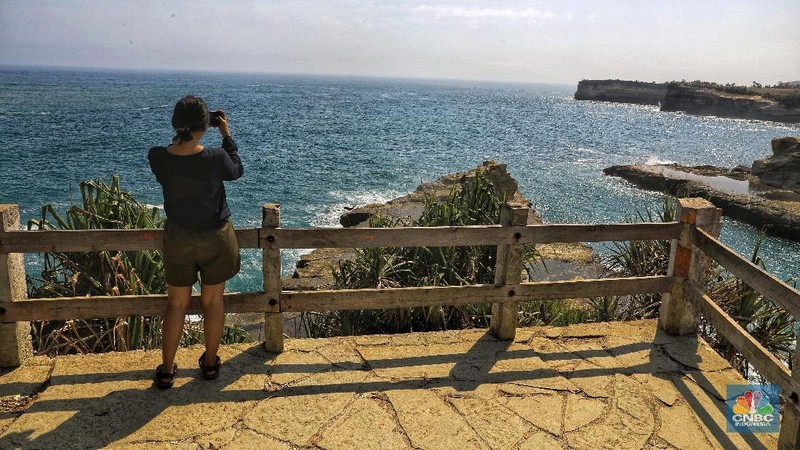Pantai Klayar termasuk dalam deretan pantai selatan yang identik dengan ombaknya yang besar.