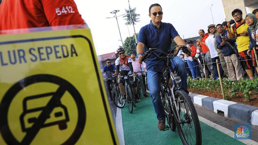 Gubernur DKI Jakarta Anies Baswedan melakukan uji coba jalur sepeda fase 2. (CNBC Indonesia/ Andrean Kristianto)