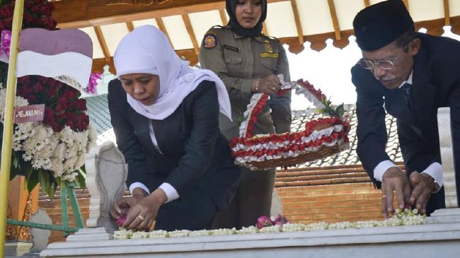 Sambut Hut Jatim Khofifah Ziarah Ke Makam Gubernur Pertama