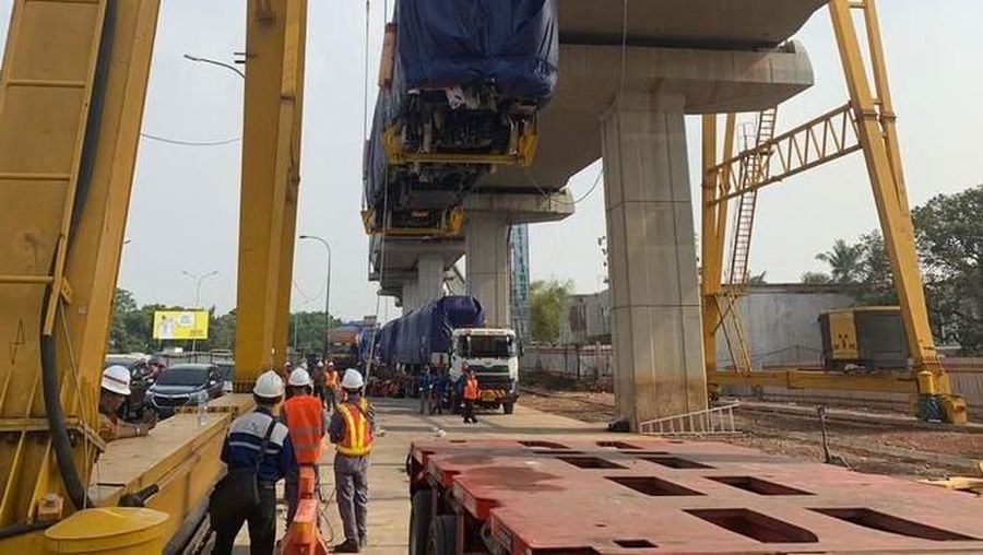 Satu rangkaian atau enam gerbong LRT Jabodebek telah tiba di Depo Sementara LRT Jabodebek yang terletak di Cibubur, tepatnya di Stasiun Harjamukti