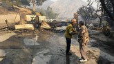 Seorang pria meninggal dunia karena serangan jantung ketika berusaha menyelamatkan rumahnya dari amukan api. (Dean Musgrove/The Orange County Register via AP)