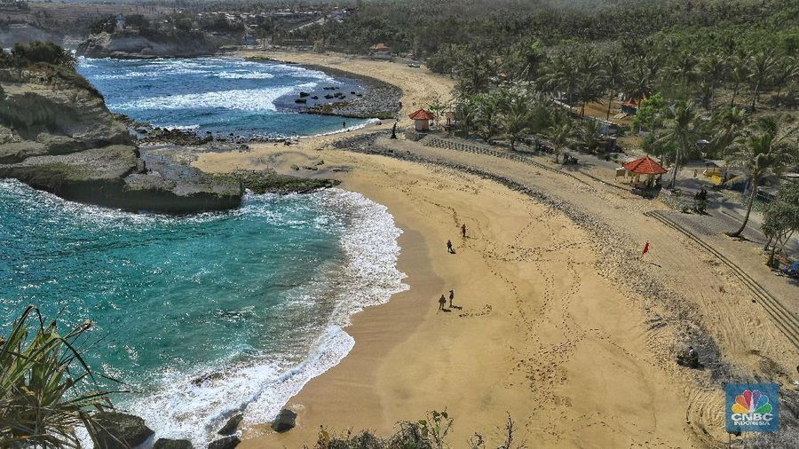 Pantai Klayar termasuk dalam deretan pantai selatan yang identik dengan ombaknya yang besar.