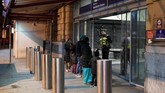 Kepolisian Inggris menyatakan peristiwa penusukan yang terjadi di pusat perbelanjaan Arndale, Manchester, pada Jumat (11/10) kemarin diduga kuat adalah aksi terorisme. (Photo by Paul ELLIS / AFP)