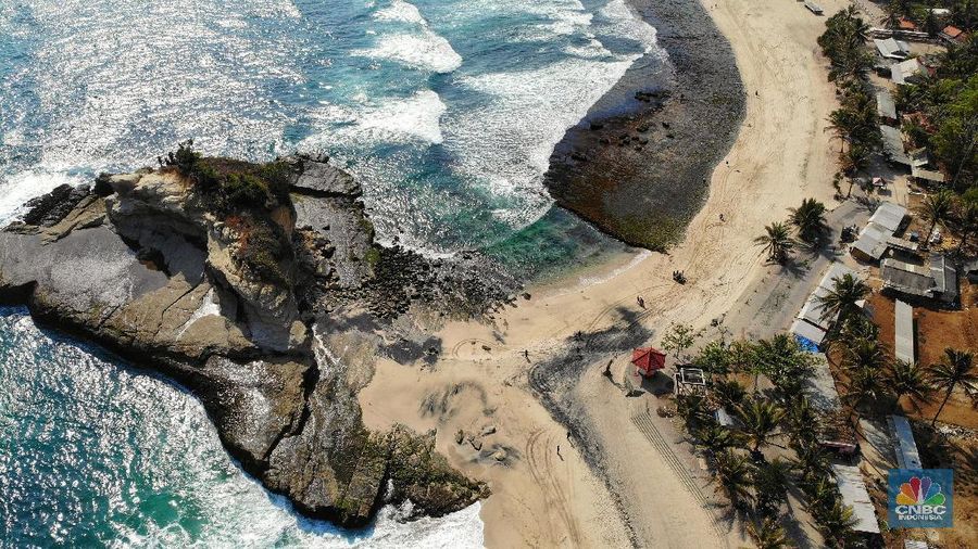 Pantai Klayar termasuk dalam deretan pantai selatan yang identik dengan ombaknya yang besar.