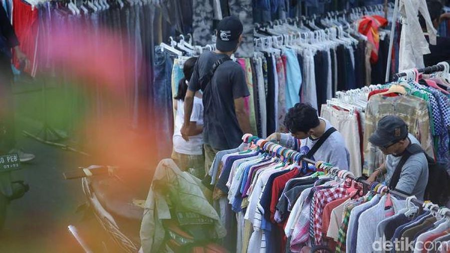 Penjualan baju bekas (detikFoto/Grandyos Zafna)