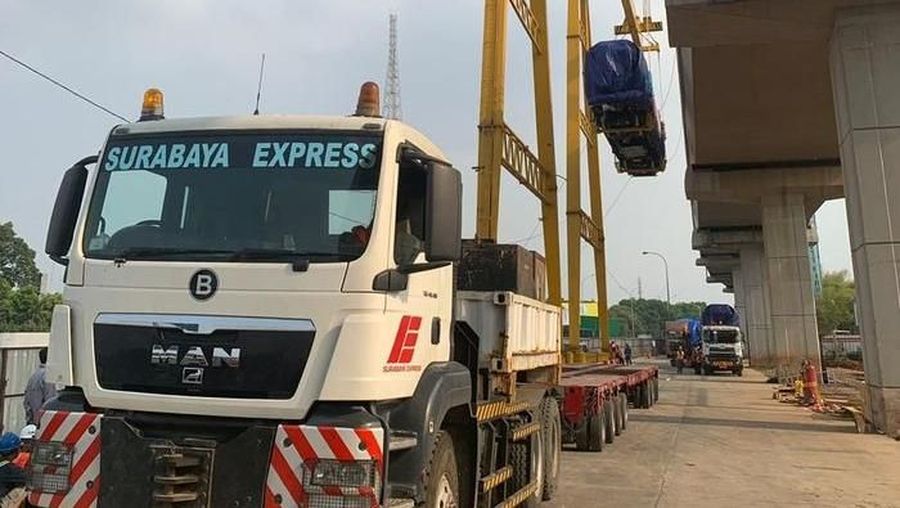 Satu rangkaian atau enam gerbong LRT Jabodebek telah tiba di Depo Sementara LRT Jabodebek yang terletak di Cibubur, tepatnya di Stasiun Harjamukti