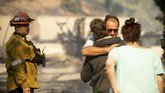 Sedikitnya 100 ribu penduduk di wilayah selatan California dievakuasi pada Jumat lalu (11/10). (AP Photo/Noah Berger)