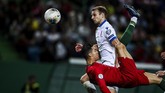 Cristiano Ronaldo berusaha keras mencari gol kedua di laga itu yang juga berarti gol ke-700 sepanjang kariernya. (Photo by CARLOS COSTA / AFP)