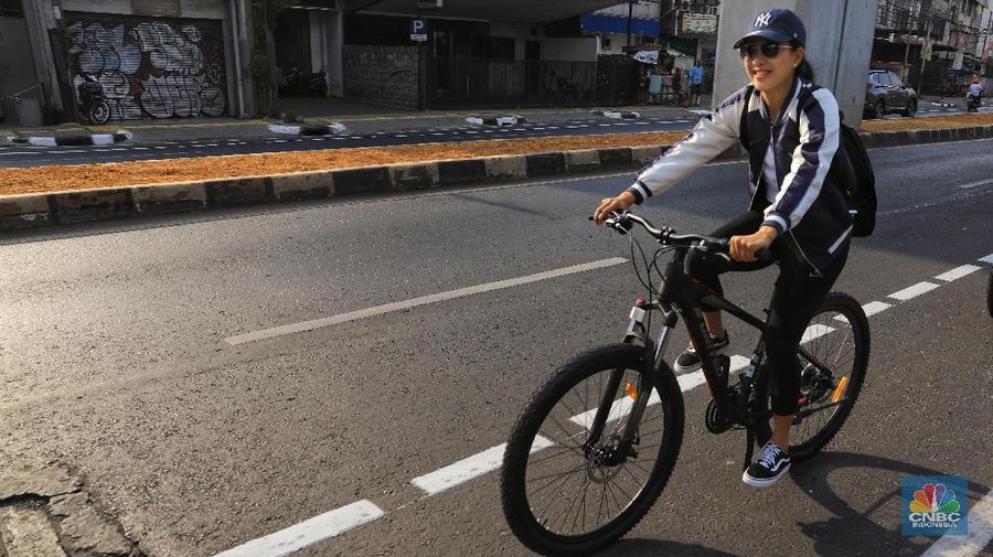 Bersama artis-artis ibu kota, Gubernur Anies menjajal jalur sepeda Jakarta yang terbentang dari Sudirman sampai Fatmawati 