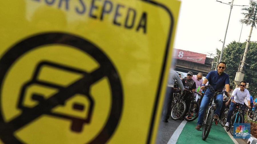 Bersama artis-artis ibu kota, Gubernur Anies menjajal jalur sepeda Jakarta yang terbentang dari Sudirman sampai Fatmawati 
