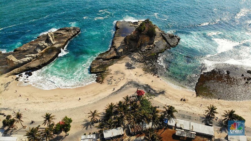 Pantai Klayar termasuk dalam deretan pantai selatan yang identik dengan ombaknya yang besar.