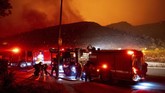Kondisi cuaca yang panas dan berangin memperluas kebakaran hingga ke Los Angeles. (David Crane/The Orange County Register via AP)