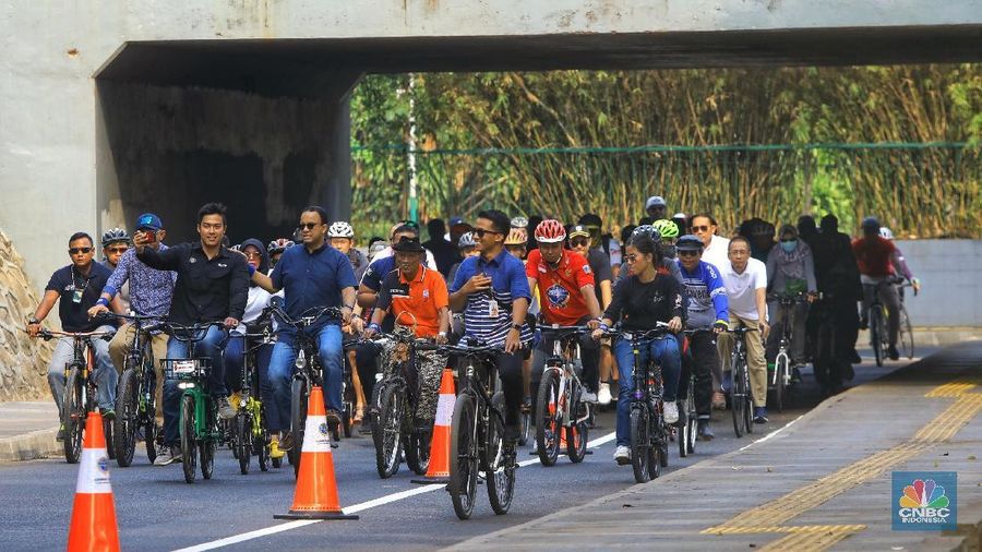 Bersama artis-artis ibu kota, Gubernur Anies menjajal jalur sepeda Jakarta yang terbentang dari Sudirman sampai Fatmawati 