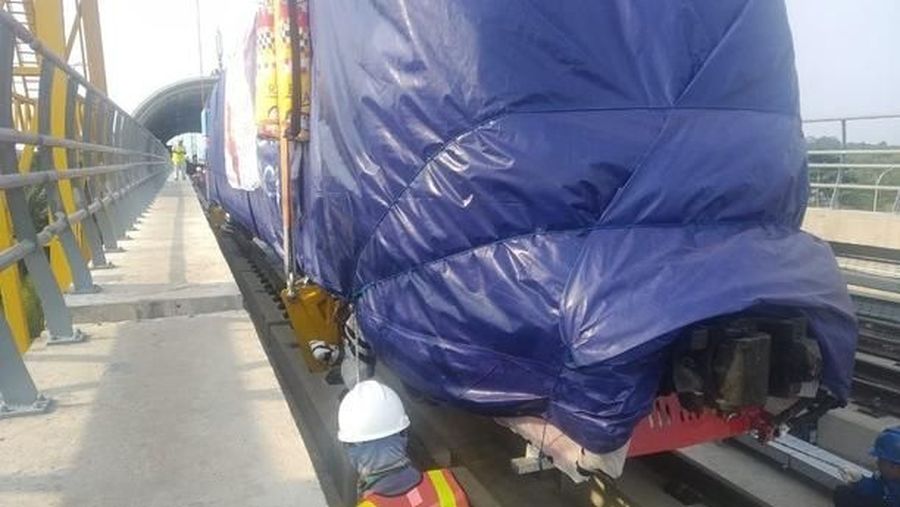Satu rangkaian atau enam gerbong LRT Jabodebek telah tiba di Depo Sementara LRT Jabodebek yang terletak di Cibubur, tepatnya di Stasiun Harjamukti