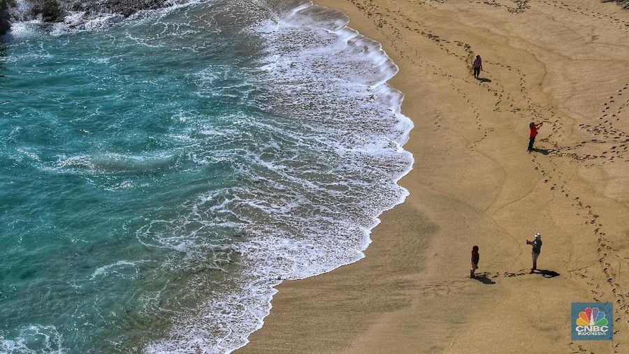 Pantai Klayar termasuk dalam deretan pantai selatan yang identik dengan ombaknya yang besar.