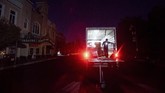 Beberapa warga meninggalkan rumah dengan mobil untuk menyelamatkan diri. (AP Photo/Noah Berger)