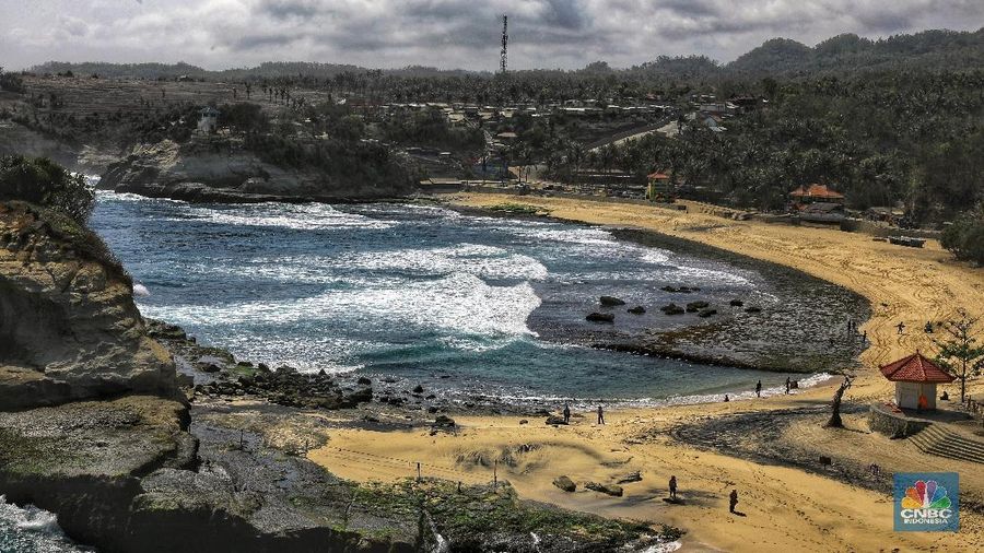 Pantai Klayar termasuk dalam deretan pantai selatan yang identik dengan ombaknya yang besar.
