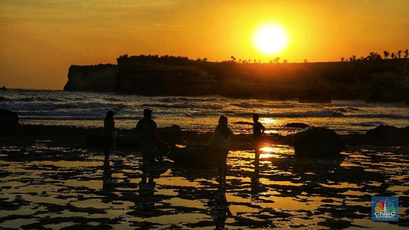 Pantai Klayar termasuk dalam deretan pantai selatan yang identik dengan ombaknya yang besar.