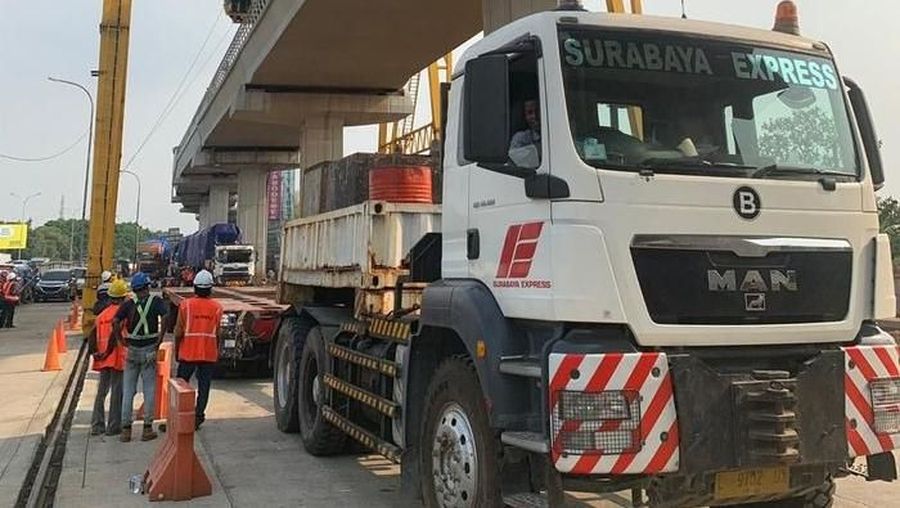 Satu rangkaian atau enam gerbong LRT Jabodebek telah tiba di Depo Sementara LRT Jabodebek yang terletak di Cibubur, tepatnya di Stasiun Harjamukti