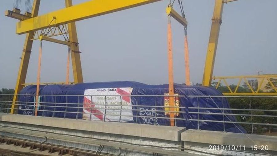 Satu rangkaian atau enam gerbong LRT Jabodebek telah tiba di Depo Sementara LRT Jabodebek yang terletak di Cibubur, tepatnya di Stasiun Harjamukti